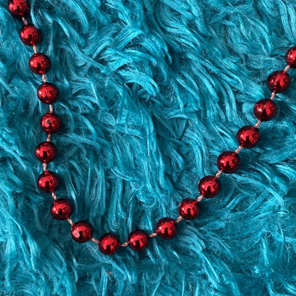 Red plastic spherical beads necklace - Picture 3 of 6